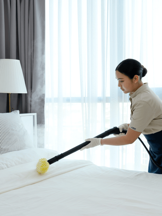 พนักงานกำลังจัดเตียงในห้อง