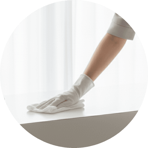 มือกำลังเช็ดทำความสะอาดพื้นผิว